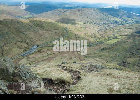 Kirstone Inn und Kirkstone Pass von der Abfahrt von Red Screes aus gesehen, in der Nähe von Ambleside, Lake District, Großbritannien Stockfoto