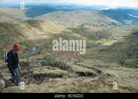 Wanderer auf dem Abstieg zum Kirstone Inn und Kirkstone Pass von Red Screes, in der Nähe von Ambleside, Lake District, Großbritannien Stockfoto