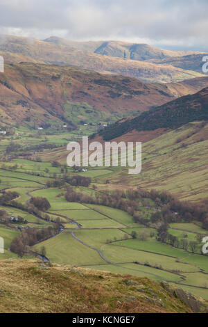 Blick hinunter Great Langdale Tal von 'The Band' auf Aufstieg zu drei Tarns und Bowfell oder Crickle Crags, Blea Rigg und Stoney Cove Pike im Hintergrund Stockfoto