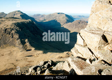 Ennerdale vom Gipfel des Großen Gabels, Beck Head und Beckhead tarn im Vordergrund, Kirk Fell und Säule links, Haystacks und High Stile nach Th Stockfoto