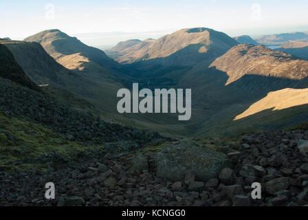 Ennerdale mit Säule auf der linken Seite, Haystacks und High Stile auf der rechten Seite von Windy Gap zwischen Great Gable und Green Gable, Lake District National Pa Stockfoto