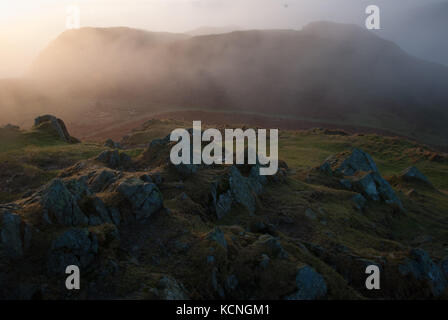 Morgendämmerung über Loughrigg, mit tief liegenden Wolken, in der Nähe von Ambleside, Lake District National Park, Großbritannien Stockfoto