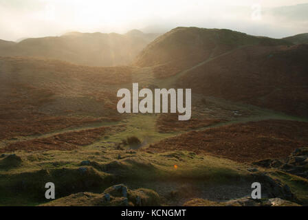 Morgendämmerung über Loughrigg, mit tief liegenden Wolken, in der Nähe von Ambleside, Lake District National Park, Großbritannien Stockfoto