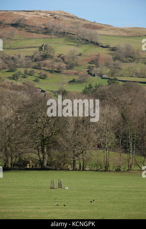 Flesh Crags auf Red Screes vom Feld nahe dem Fluss Rothay, alte Steinpfosten im Vordergrund, Lake District National Park, Großbritannien Stockfoto