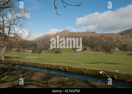 Fairfield Horseshoe: Hart Crag, Dove Crag, High Pike, Low Pike vom Fluss Rothay, Blick über Crow How Hotel und Standort der alten Rydal Hall, in der Nähe von Amblesi Stockfoto