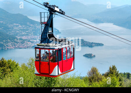 Lago Maggiore (Lago Maggiore) Seilbahn Kabine bergab gehen aus den Berg mottarone oben (Stresa, Italien, 22. Mai 2017) Stockfoto