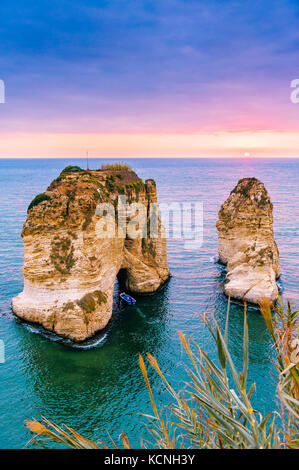 Schönen Sonnenuntergang auf raouche, rock Tauben." in Beirut, Libanon. Sonne und Steine im Wasser wider. dichte Wolken im Himmel. Stockfoto