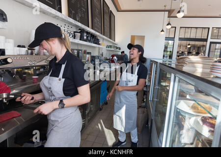 Santa Barbara, Kalifornien, USA – 19. September 2017: Zwei junge Frauen arbeiten als Baristas im Goat Tree Restaurant in Santa Barbara. Stockfoto
