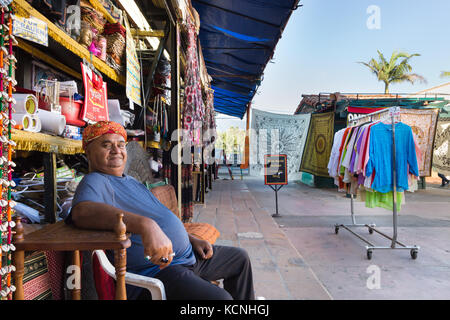 Santa Barbara, Kalifornien, USA - 19. September 2017: portrait eines indischen Verkäufer an Seine im Freien lagern sitzen, Santa Barbara. Stockfoto