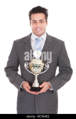 Glücklich erfolgreiche Jungunternehmer Holding Trophy auf weißem Hintergrund Stockfoto