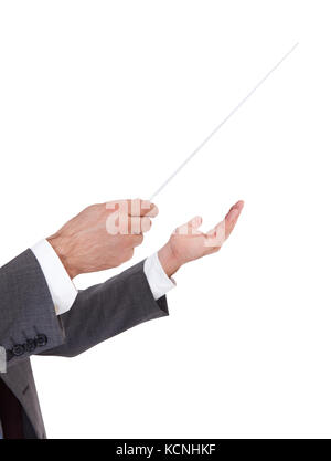 Nahaufnahme einer Person Regie mit einem Taktstock auf blauem Hintergrund Stockfoto