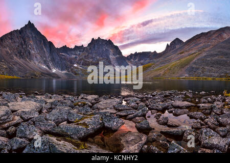 Sonnenuntergang Grizzly Lake, Tombstone Territorial Park, Yukon, Kanada Stockfoto