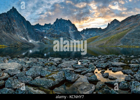 Sonnenuntergang Grizzly Lake, Tombstone Territorial Park, Yukon, Kanada Stockfoto