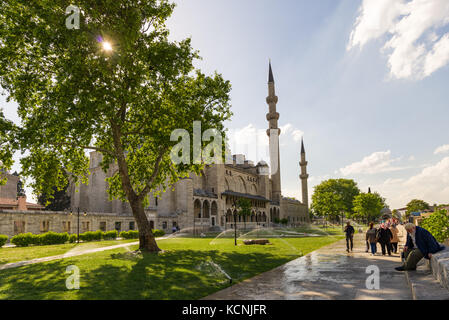 Süleymaniye-moschee Gärten mit Menschen zu Fuß, Istanbul, Türkei Stockfoto