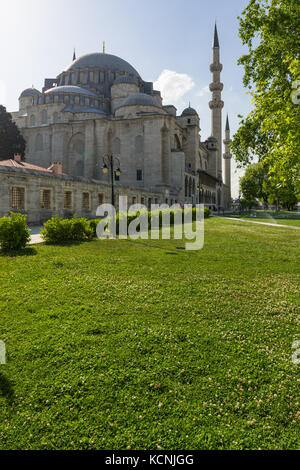 Süleymaniye-moschee Gärten mit Menschen zu Fuß, Istanbul, Türkei Stockfoto