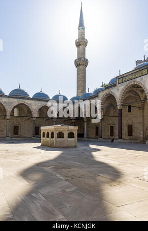 Süleymaniye Moschee Innenhof mit Brunnen Waschung, Istanbul, Türkei Stockfoto