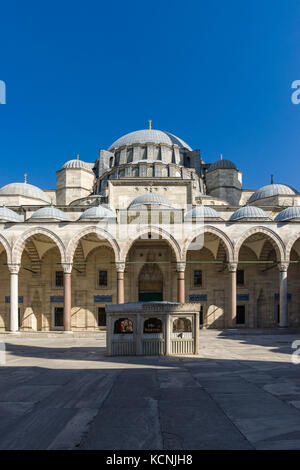 Süleymaniye Moschee Innenhof mit Brunnen Waschung, Istanbul, Türkei Stockfoto