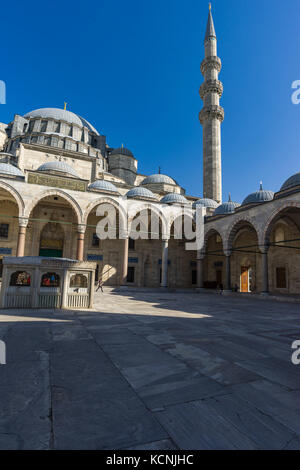 Süleymaniye Moschee Innenhof mit Brunnen Waschung, Istanbul, Türkei Stockfoto