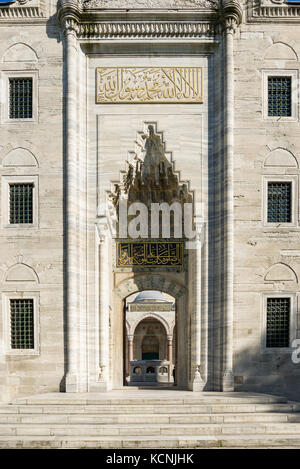 Süleymaniye-moschee äußere Tor Eingang mit Waschung Brunnen angezeigt, Istanbul, Türkei Stockfoto