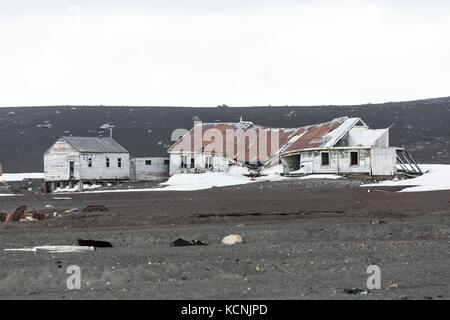 Gebäude verlassen langsam in der in der kargen und rauen Umgebung auf Deception Island, South Shetland Islands, Antarktische Halbinsel Stockfoto