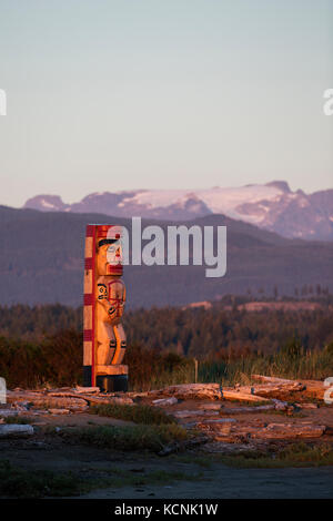 Ein Totempfähl markiert den Eingang zum First Nations Gebiet am Ende des Goose Spit Regionalparks in Comox, Vancouver Island, British Columbia, Kanada Stockfoto