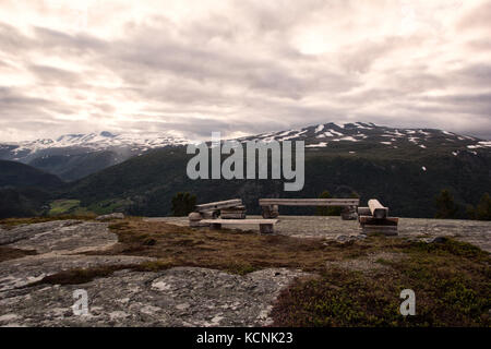 Eine Bank im norwegischen Gebirge Jotunheimen im Sommer Abend Stockfoto