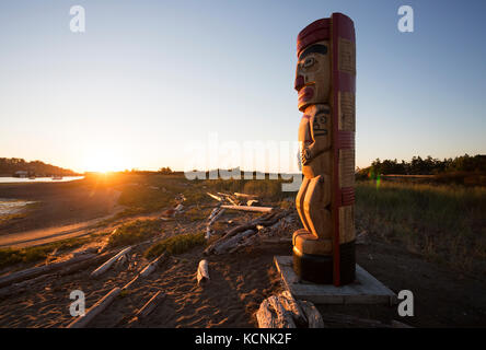 Ein Totempfähl markiert den Eingang zum First Nations Gebiet am Ende des Gans Spit Regionalpark in Comox. Vancouver Island, British Columbia, Kanada. Stockfoto