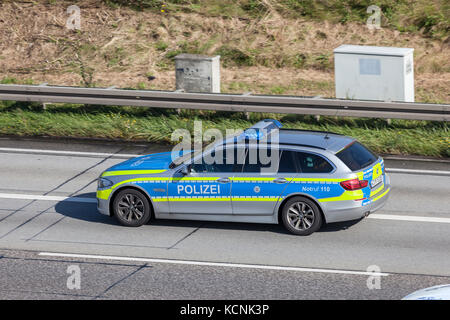 Frankfurt, Deutschland - 19. September 2017: BMW fünfer Polizeiwagen fährt auf der Autobahn in Deutschland Stockfoto
