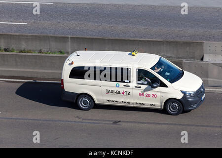 Frankfurt, Deutschland - 19.09.2017: Mercedes Benz Vito Taxi auf der Autobahn in Deutschland fahren Stockfoto
