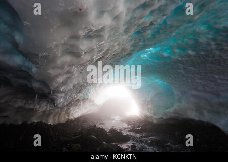 Eis tropft Wasser vom Dach einer Schneehöhle am Sockel des Jahrhunderts sam See, Strathcona Park, Vancouver Island, British Columbia, Kanada Stockfoto