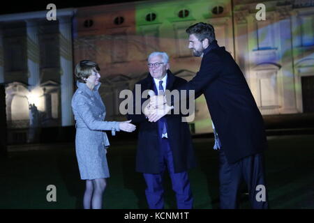 Berlin, Deutschland. Oktober 2017. Eröffnung der Projektion des Sonderpreises "Demokratie" beim Festival of Lights 2017 mit Frank-Walter Steinmeier im Schloss Bellevue in Berlin. Quelle: Simone Kuhlmey/Pacific Press/Alamy Live News Stockfoto