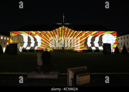 Berlin, Deutschland. Oktober 2017. Eröffnung der Projektion des Sonderpreises "Demokratie" beim Festival of Lights 2017 mit Frank-Walter Steinmeier im Schloss Bellevue in Berlin. Quelle: Simone Kuhlmey/Pacific Press/Alamy Live News Stockfoto