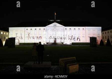 Berlin, Deutschland. Oktober 2017. Eröffnung der Projektion des Sonderpreises "Demokratie" beim Festival of Lights 2017 mit Frank-Walter Steinmeier im Schloss Bellevue in Berlin. Quelle: Simone Kuhlmey/Pacific Press/Alamy Live News Stockfoto