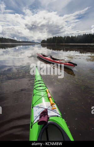 Landschaftlich schöne Kajaks bei Ebbe auf Spring Island. Kyuquot, Vancouver Island, British Columbia, Kanada. Stockfoto