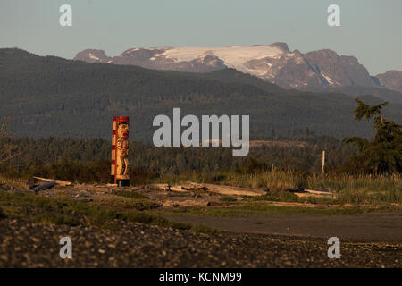 Ein einsamer Totem Pole unter der Comox Gletscher markiert eine Grenze zum ersten Nationen Gebiet am Ende des Goose spit Regional Park in Comox, Vancouver Island, British Columbia, Kanada Stockfoto