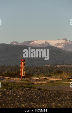 Ein einbeiner Totempfähl markiert eine Grenze zum Gebiet der ersten Nationen am Ende des Regionalparks Gans Spit in comox. Vancouver Island, British Columbia, Kanada Stockfoto