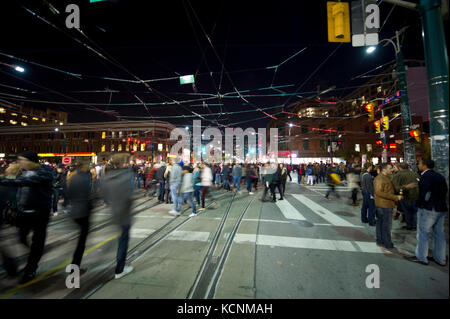 Masse auf Toronto Straßen während der Nuit blanche Festival zeitgenössischer Kunst Stockfoto