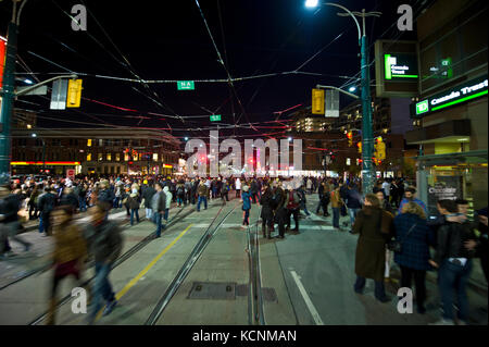 Masse auf Toronto Straßen während der Nuit blanche Festival zeitgenössischer Kunst Stockfoto