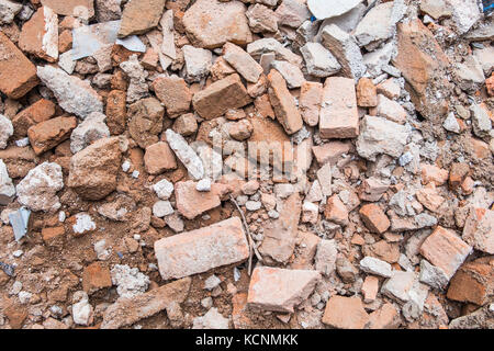 Ruinen von Backstein Schutt in Baustelle nach Abbrucharbeiten. Stockfoto