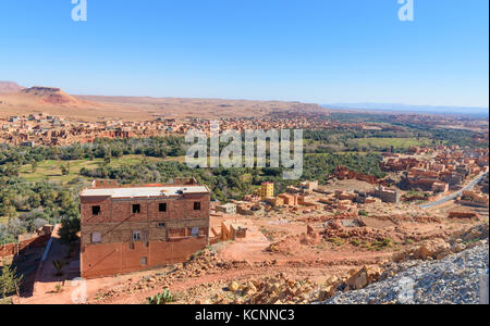 Aussicht Stadt von Tinghir Stadt und Oase. Die Stadt ist das Zentrum des Todra-Tal, zwischen dem hohen Atlas und der Jebel Sahro. Marokko Stockfoto