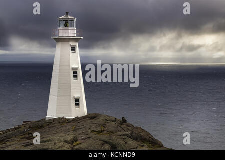 Sonnenaufgang beobachten, Cape Spear Leuchtturm National Historic Site, der östlichste Punkt in Kanada und Nordamerika, 52°37' W, Neufundland und Labrador Stockfoto