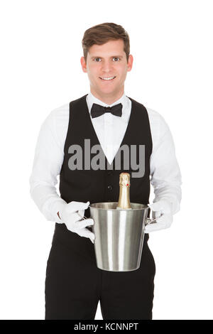 Kellner Holding ein Weinkühler mit einer Flasche Champagner Stockfoto