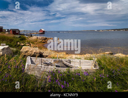 Alte Fischerdorf Bühne und dorey, Blick auf die berühmte Insel Fogo Inn in Distanz, Joe Batt's Arm, Insel Fogo, NL Stockfoto