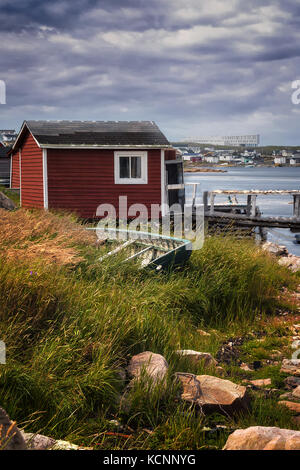 Alte Fischerdorf Bühne und dorey, Blick auf die berühmte Insel Fogo Inn in Distanz, Joe Batt's Arm, Insel Fogo, NL Stockfoto