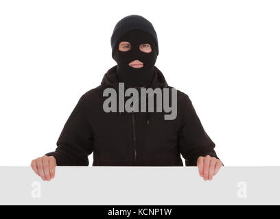 Mann mit Maske mit einer leeren Karte Over White Background Stockfoto