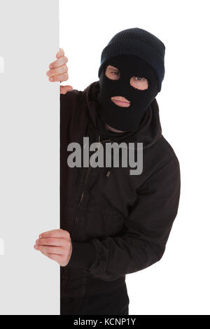 Mann mit Maske mit einer leeren Karte Over White Background Stockfoto