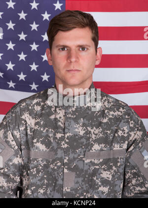 Porträt von Ernst Soldat stand vor Us-Flagge Stockfoto