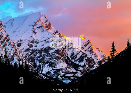 Kananaskis Bergen Teil der Kanadischen Rockies. Robuste, rocky, majestätische Berge, gegen so tief blauen Himmel, als sich oberhalb der Baumgrenze. Kananaskis Provincial Park, Alberta, Kanada. Stockfoto