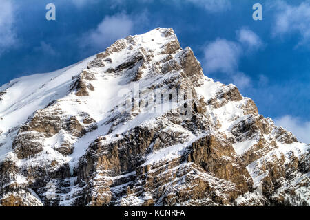 Kananaskis Bergen Teil der Kanadischen Rockies. Robuste, rocky, majestätische Berge, gegen aa tief blauen Himmel, als sich oberhalb der Baumgrenze. Kananaskis Provincial Park, Alberta, Kanada. Stockfoto