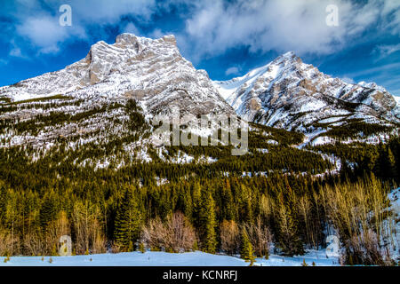 Kananaskis Bergen Teil der Kanadischen Rockies. Robuste, rocky, majestätische Berge, gegen den tiefblauen Himmel, da sie oberhalb der Baumgrenze. Kananaskis Provincial Park, Alberta, Kanada. Stockfoto